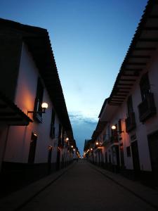 une allée vide avec des bâtiments et des feux de rue au crépuscule dans l'établissement Hotel Meflo Chachapoyas, à Chachapoyas