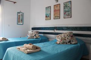 2 camas con toallas en un dormitorio en Da Mata Kite&Surf House, en Lajares