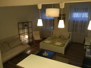 sala de estar con sofá y mesa en Arany Janos Apartman, en Budapest