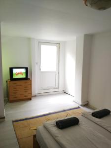 um quarto vazio com duas camas e uma televisão em Reben Haus em Sibiu