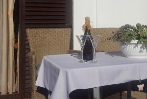 soba za odmor Nika في قشتيلا: زجاجة من النبيذ موضوعة على طاولة