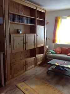 ein Wohnzimmer mit einem großen Holzschrank in der Unterkunft Bergheim Matta in Davos