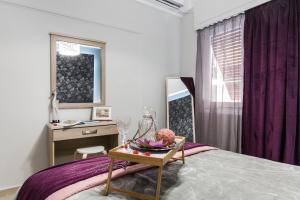 Кровать или кровати в номере Safe, Central, Smart Double Rooms in apartment, next metro station walk to Acropolis