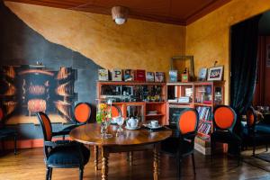 uma sala de jantar com mesa e cadeiras em Villa Chanelle em Les Rosiers