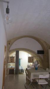 casa vacanza Regina في غروتاليي: غرفة معيشة مع طاولة وغرفة نوم