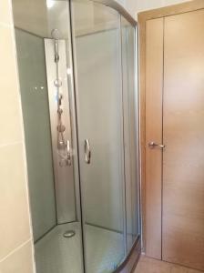 W łazience znajduje się prysznic ze szklanymi drzwiami. w obiekcie CR TESOL 6 SON - ALT ANEU w mieście Son