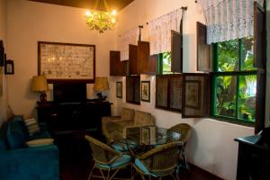 阿拉亞爾多卡博的住宿－波薩達艾斯塔拉金波爾圖酒店，一间设有玻璃桌和椅子的用餐室