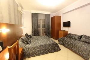 TV a/nebo společenská místnost v ubytování Hotel Mallas