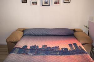 uma cama com um cobertor em cima em Vista Bahia Benidorm em Benidorm