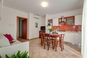 リミニにあるResidenza Aurora del Mareのキッチン、リビングルーム(テーブル、椅子付)