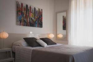A bed or beds in a room at Minturnae Hotel