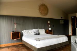 מיטה או מיטות בחדר ב-Inn at Discovery Coast