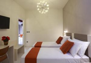 加拉托内Ferrocino Resort的一间有两张床和一盏枝形吊灯的卧室 更多115张照片