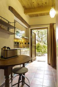 帕翠莫尼歐的住宿－Casa-Albina-Corsica，一个带桌子和大门廊的厨房