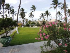 un parque con palmeras y un campo de fútbol en Casa maravilhosa na praia de Muro Alto - Porto de Galinhas, en Porto de Galinhas