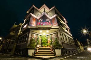 戈里察火烈鸟酒店的一家前面有招牌的酒店