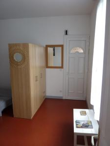 una stanza con una porta e un tavolo in una stanza di Studio ville très calme a Tarbes