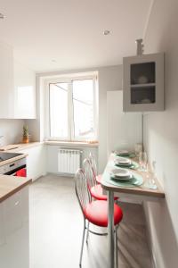 a kitchen with a table and chairs in a kitchen at Studio Morski Klimat in Władysławowo