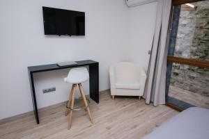 TV a/nebo společenská místnost v ubytování Infinium Zamora Suites