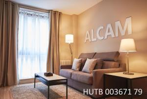 バルセロナにあるAlcam Alio 2のリビングルーム(ソファ、窓付)