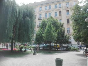 ブダペストにあるA quiet place in the heart of the cityの目の前に木々が生い茂る大きな建物