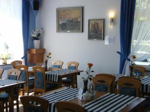 ein Restaurant mit Tischen und Stühlen in einem Raum in der Unterkunft Mikolaj in Białogóra