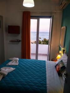 Llit o llits en una habitació de Psathi Beach 35 fotos més
