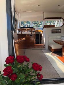 una sala de estar con rosas rojas en el centro en Yacht Summertime 3 Bedrooms, en Menton
