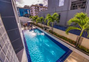 - une vue sur la piscine située dans un bâtiment dans l'établissement IMPERIAL TAMBAU Flat by PenareiaTurBr, à João Pessoa