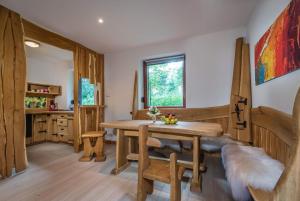 Un comedor con mesa y sillas de madera. en Oddy, en Stará Lesná