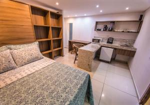 a hotel room with a bed and a kitchen at IMPERIAL TAMBAU Flat by PenareiaTurBr in João Pessoa