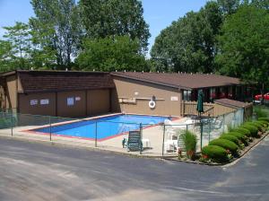 ein Schwimmbad vor einem Gebäude in der Unterkunft Arbor Inn of Historic Marshall in Marshall