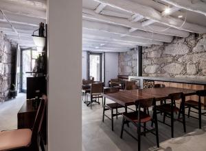 uma sala de jantar com uma mesa de madeira e cadeiras em Malmerendas Boutique Lodging em Porto