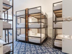 Heaven Inn Suites & Terrace tesisinde bir ranza yatağı veya ranza yatakları