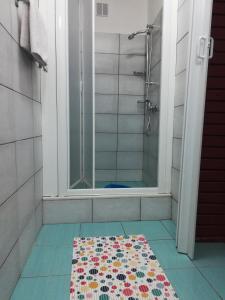 Bilik mandi di Apartments Hana