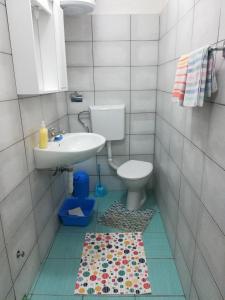 Et badeværelse på Apartments Hana