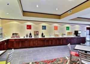 A restaurant or other place to eat at Comfort Suites Uniontown