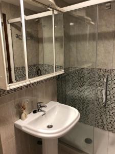 リバデオにあるEl piso de Carlosのバスルーム(洗面台、ガラス張りのシャワー付)