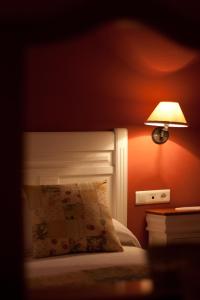 A bed or beds in a room at Hotel Sierra Quilama