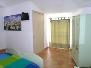 A television and/or entertainment centre at Bed and Breakfast Villa Algi