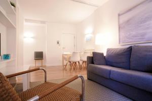 sala de estar con sofá azul y mesa en Zuhaizti Apartment, en San Sebastián