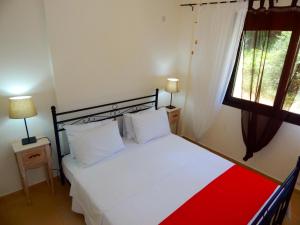 Rúm í herbergi á Kripis Studio Paliouri