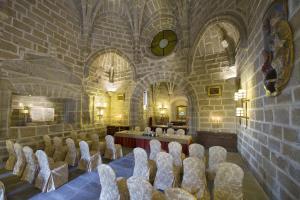 A seating area at Parador de Plasencia