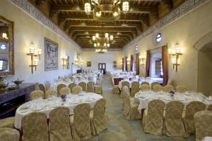 A restaurant or other place to eat at Parador de Plasencia
