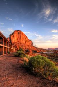 Una vista de una montaña en el desierto con un edificio en Goulding's Lodge en Monument Valley