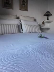 Een bed of bedden in een kamer bij Deep Blue Villa at potistika