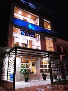 莱蒂西亚Hotel Zafiro的侧面有标志的建筑物 更多28张照片