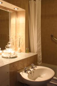 伊斯特布恩的住宿－威爾明頓廣場17號旅館，一间带水槽、淋浴和镜子的浴室
