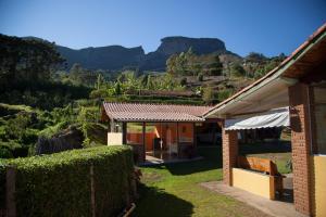 サン・ベント・ド・サプカイーにあるChalés Pedra do Baúの山の景色を望む家