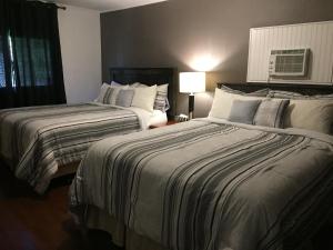 Postel nebo postele na pokoji v ubytování Greenside Motel